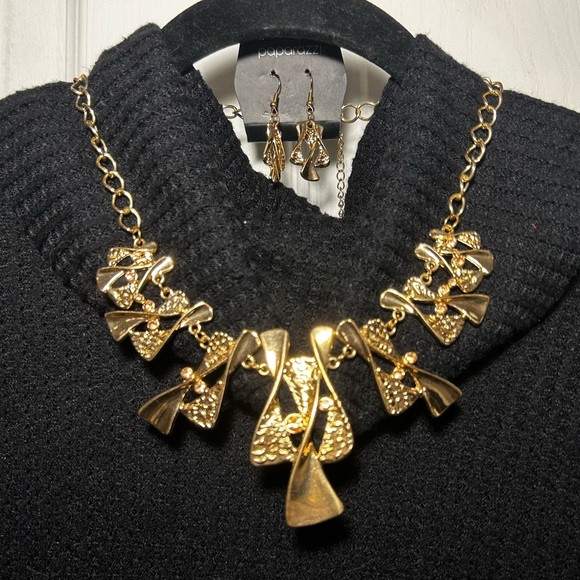paparazzi Jewelry - NWT Paparazzi Necklace and Earrings Set - gold